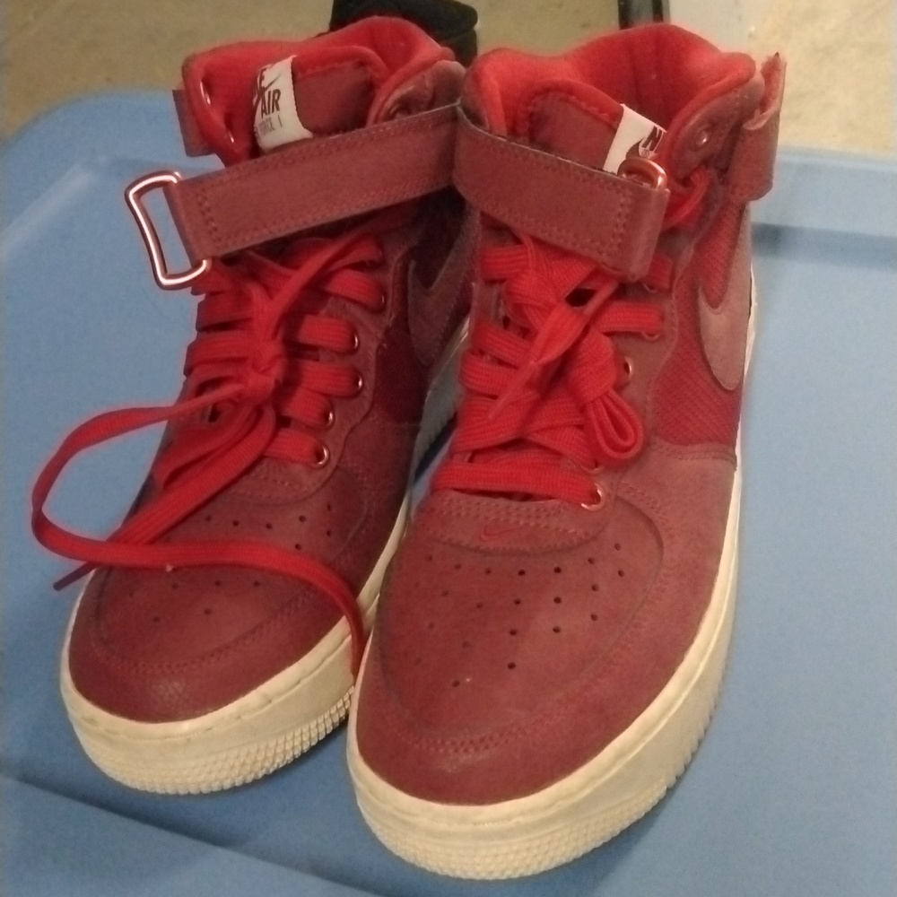NIKE AIR FORCE 1 MID LV8 (GS) TEAM RED-GYM RED SZ